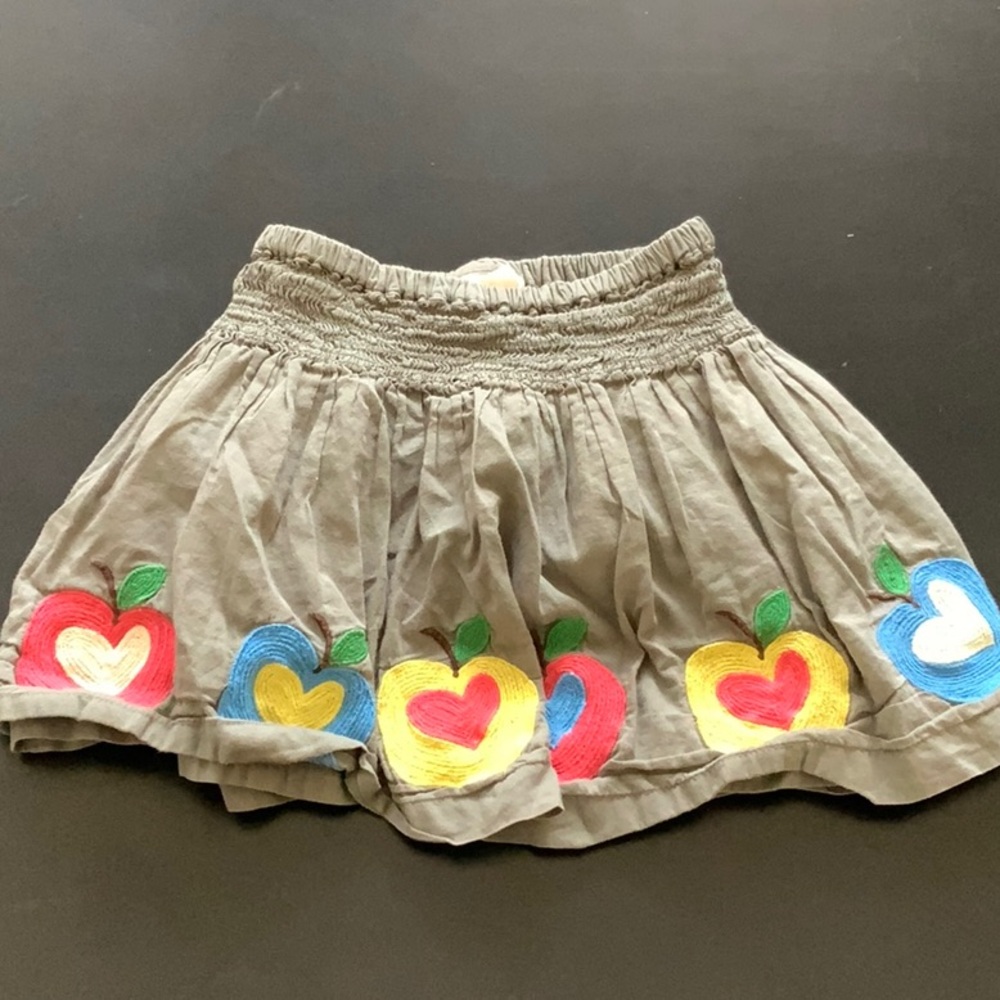 Mini Boden apple applique skirt.